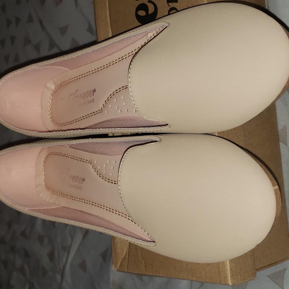 New Nude Flats 8.5 - Picture 2 of 5